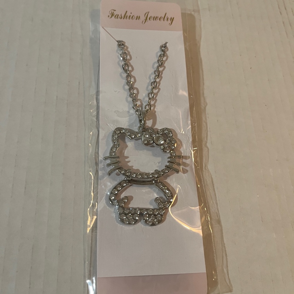 🐠Hello Kitty Pendant Necklace. Fashion Jewelry with Rhinestones. NWT.